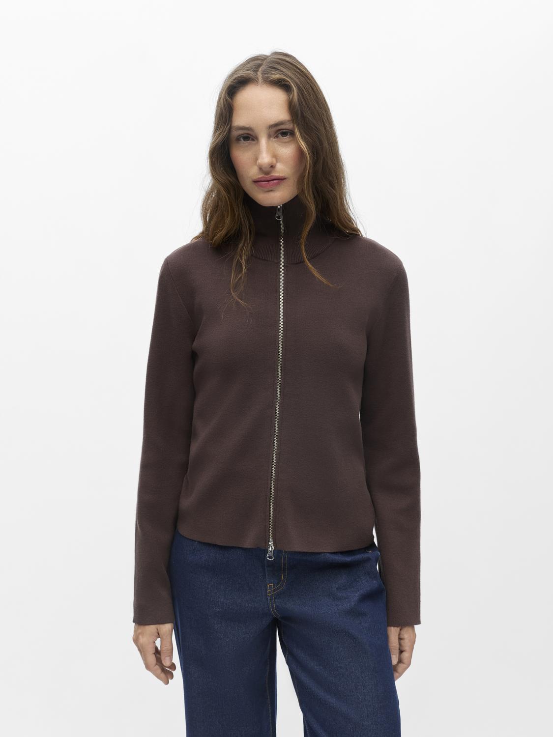 model_shot-front